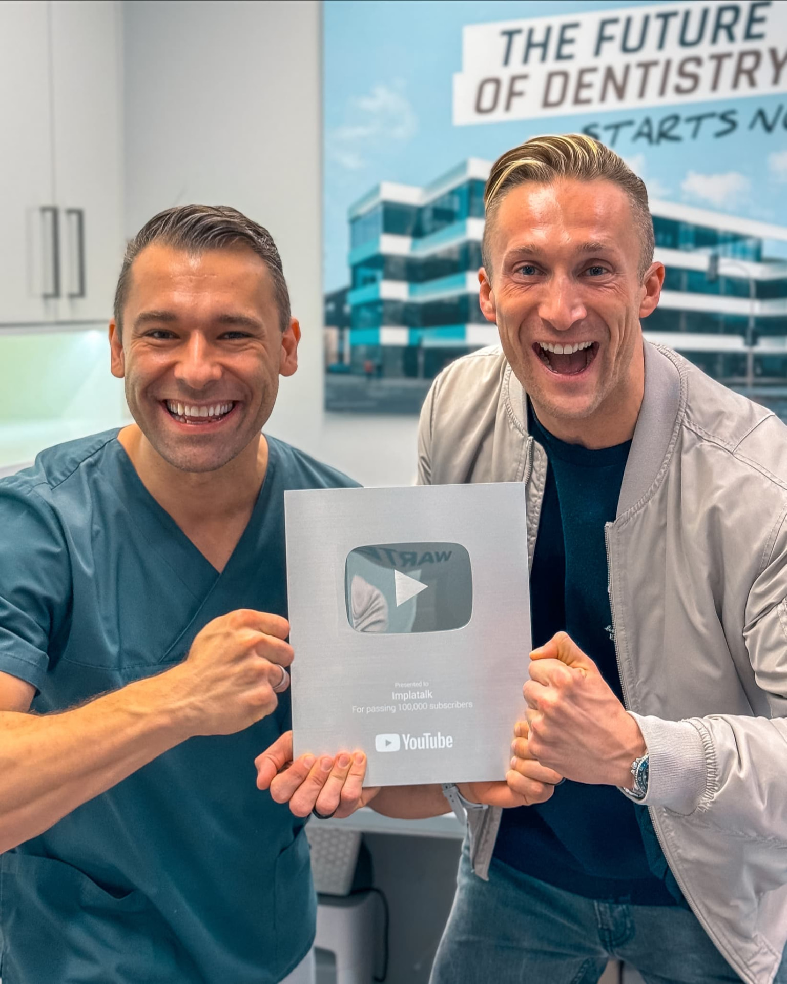 Stefan und Alex mit dem YouTube-Award für 100.000 Abonnenten